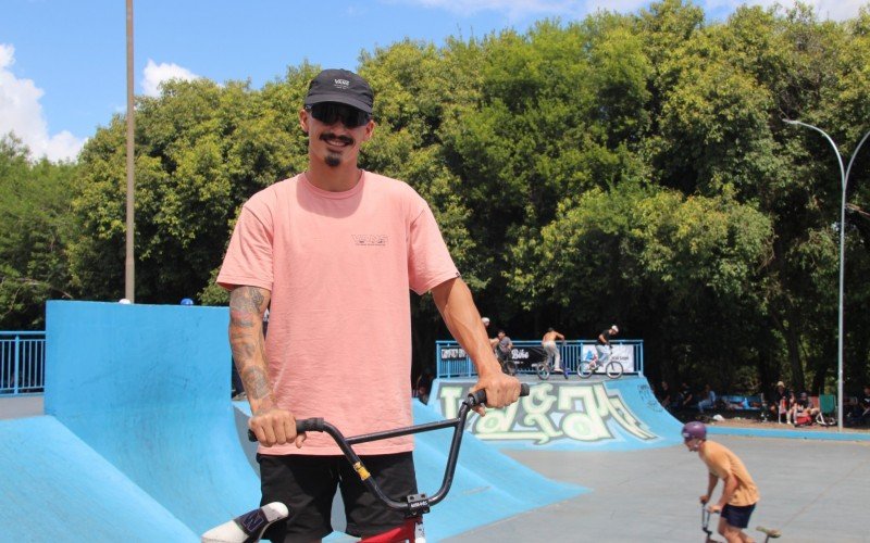 Felipe Alexandre, o "Manerim", de 25 anos, já foi campeão brasileiro de BMX Freestyle e agora mira as Olimpíadas de Los Angeles em 2028  | abc+