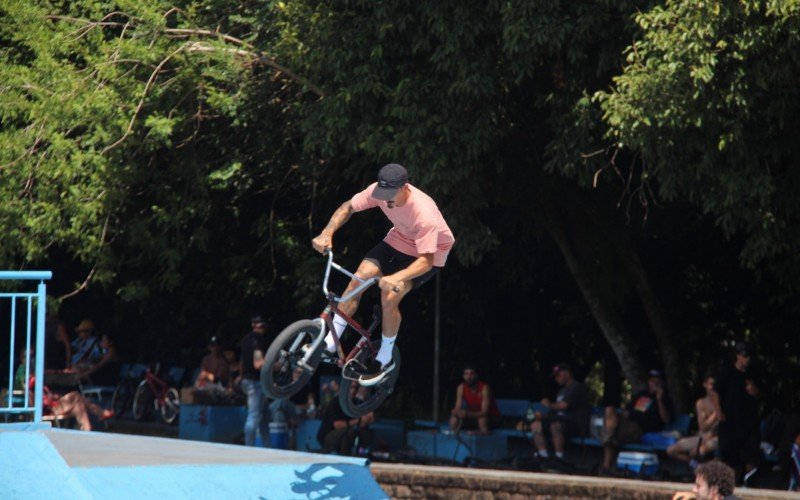 Felipe Alexandre, o "Manerim", de 25 anos, já foi campeão brasileiro de BMX Freestyle e agora mira as Olimpíadas de Los Angeles em 2028  | abc+