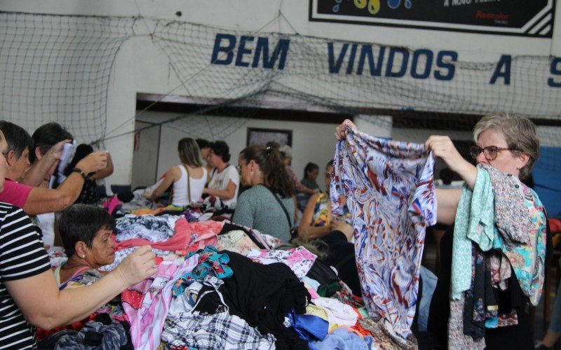 Peças passaram por triagem dos funcionários da ONG Elos do Bem antes de serem vendidas | abc+