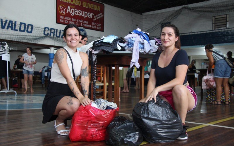 Laisa Santos( 27) e a amiga Laura Boff (30) vieram de Sapiranga garimpar | abc+