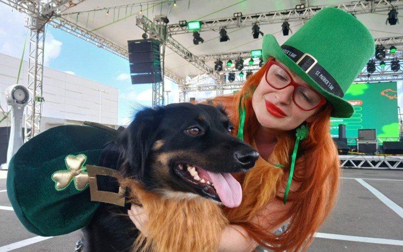 Ana Paula Tassinari e Lobisomem chamam atenção na festa montada no estacionamento do ParkShopping Canoas neste domingo (16)