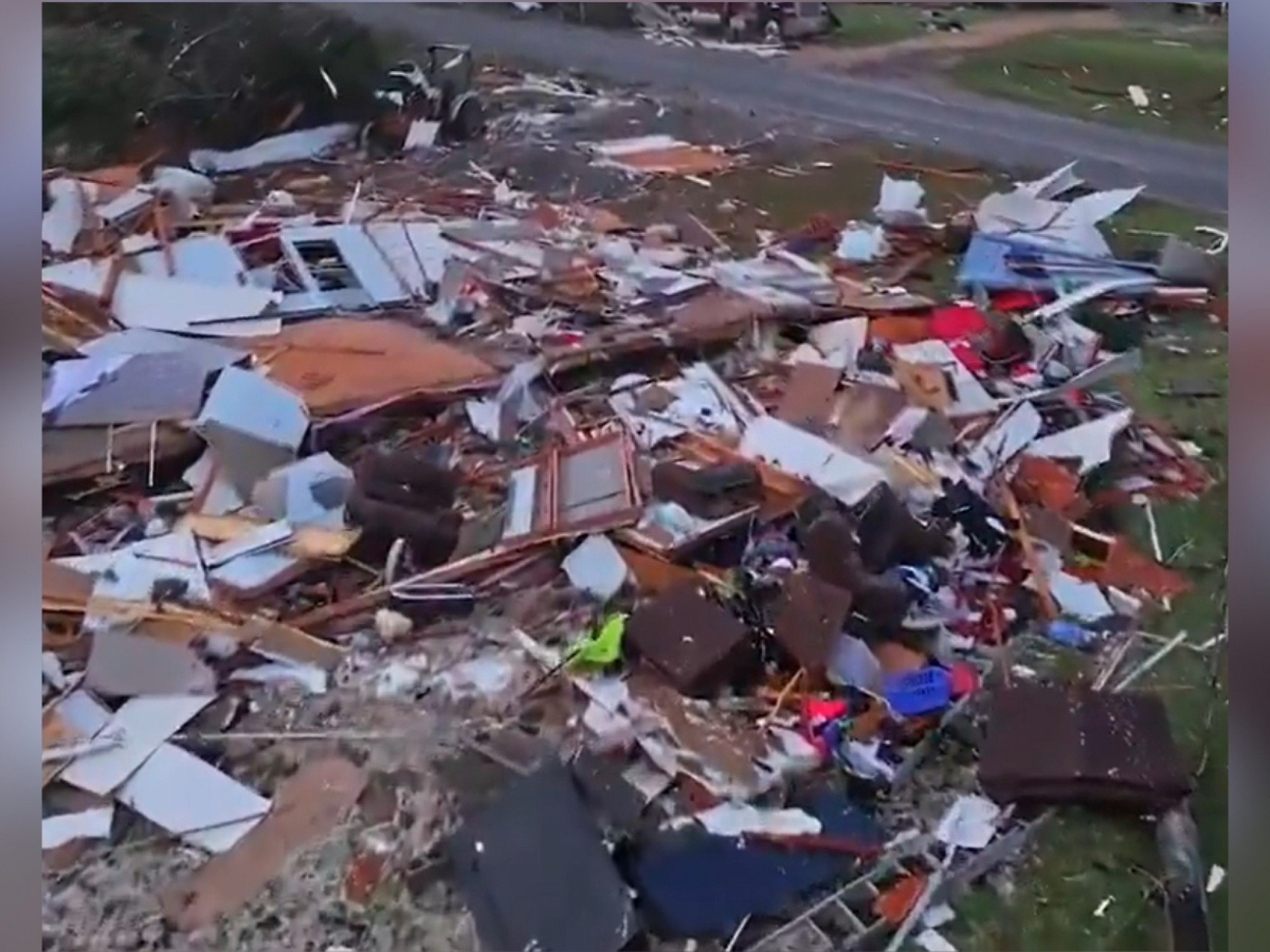 Mais de 30 pessoas morrem após tornados violentos e tempestades monstruosas abalarem EUA