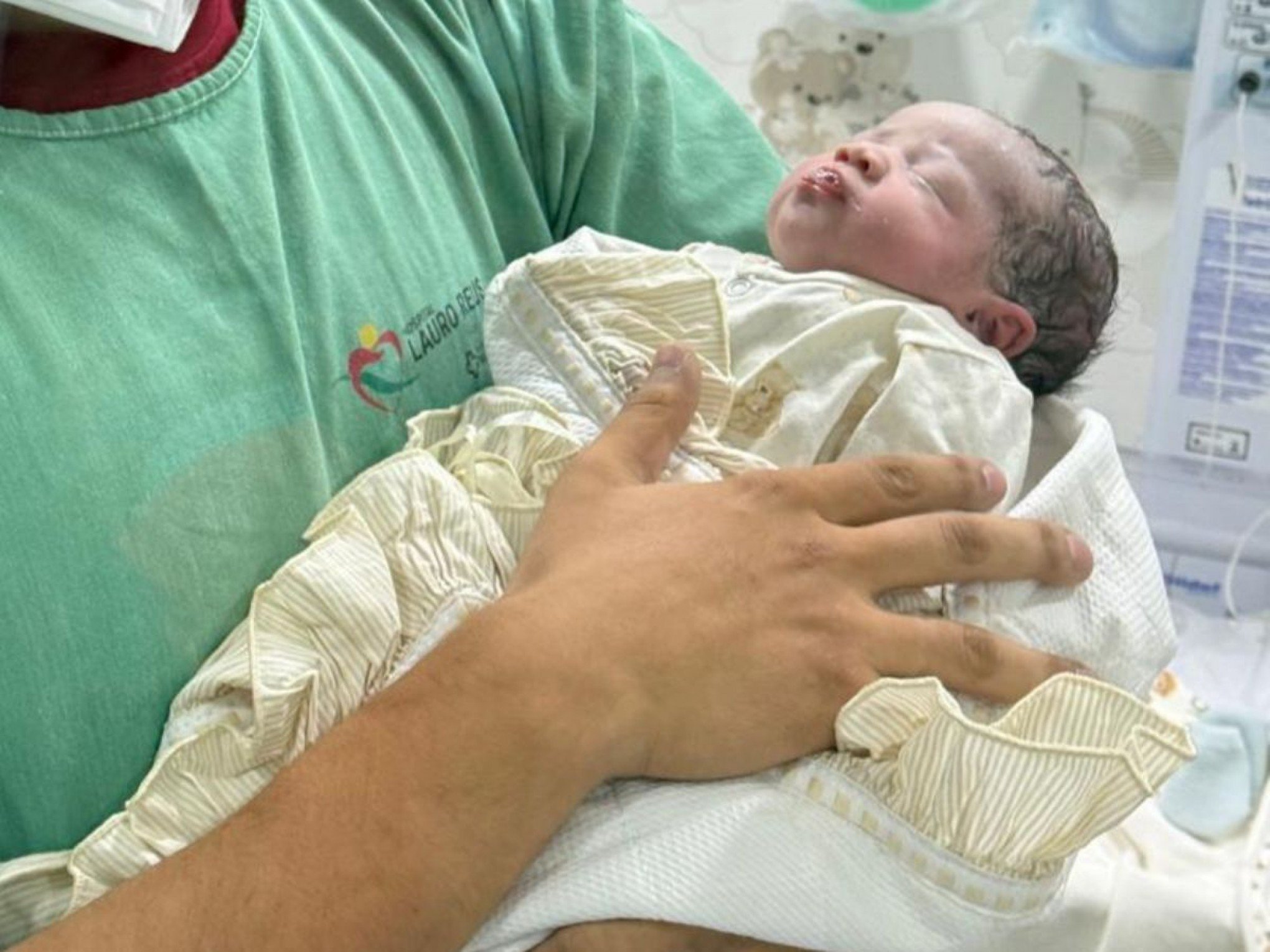 Bebê morre 11 horas após o parto e familiares acusam negligência: "Não disseram o que estava acontecendo"