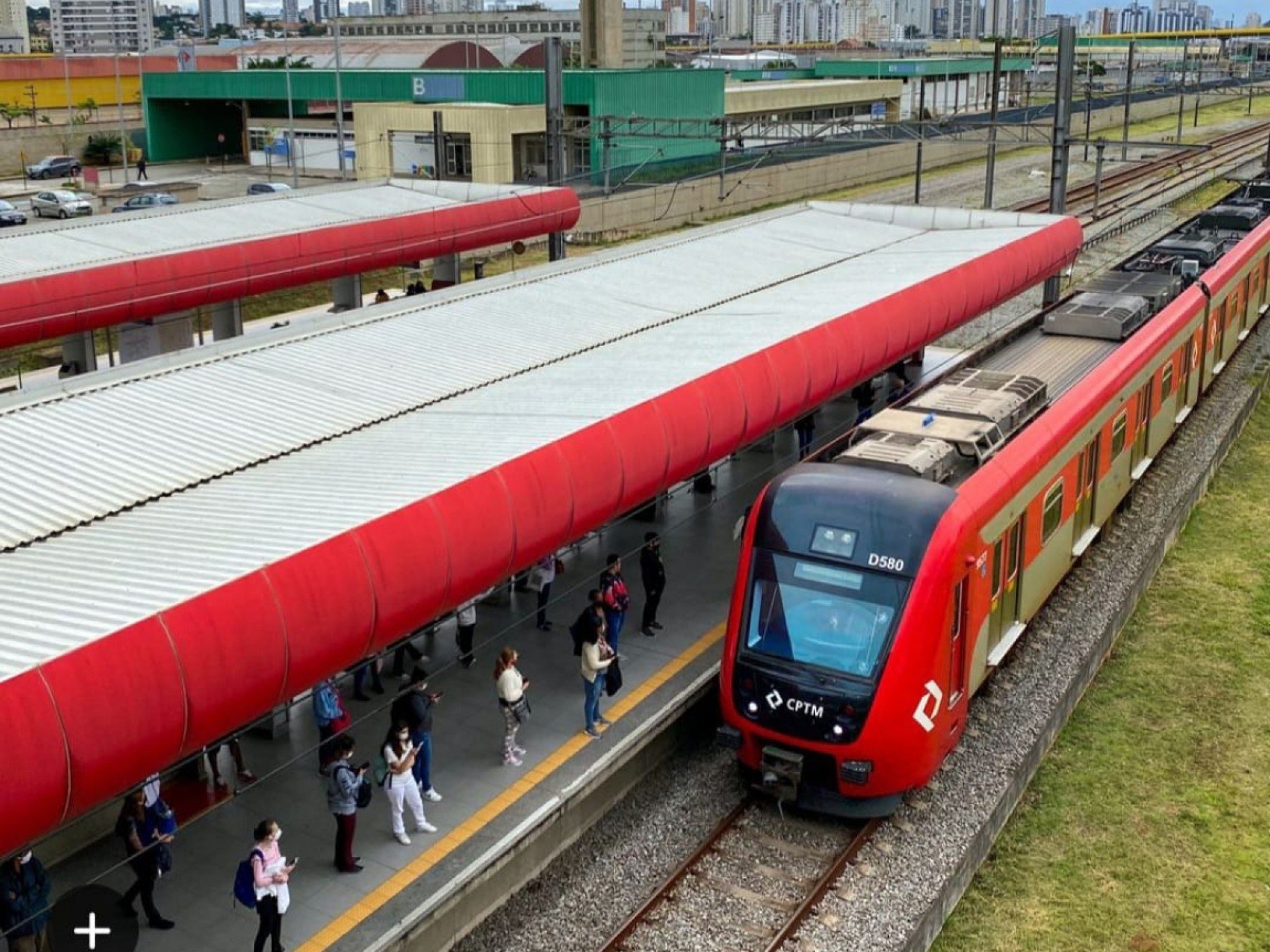 Adolescente morre atropelado por trem após pular muro de estação para pegar bola