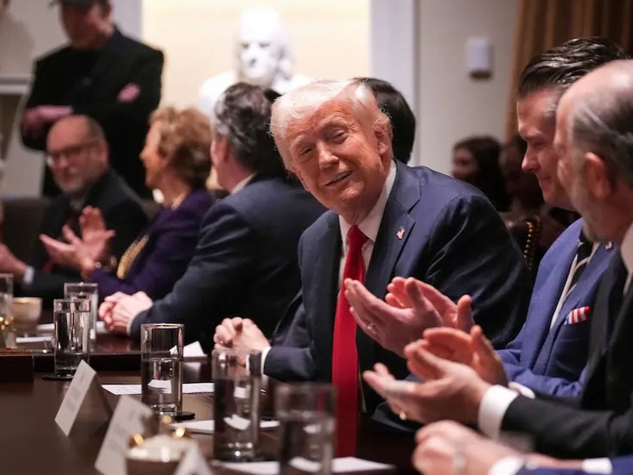 Rádios, bibliotecas e moradores em situação de rua: Trump emite ordem para desmantelar 7 órgãos governamentais