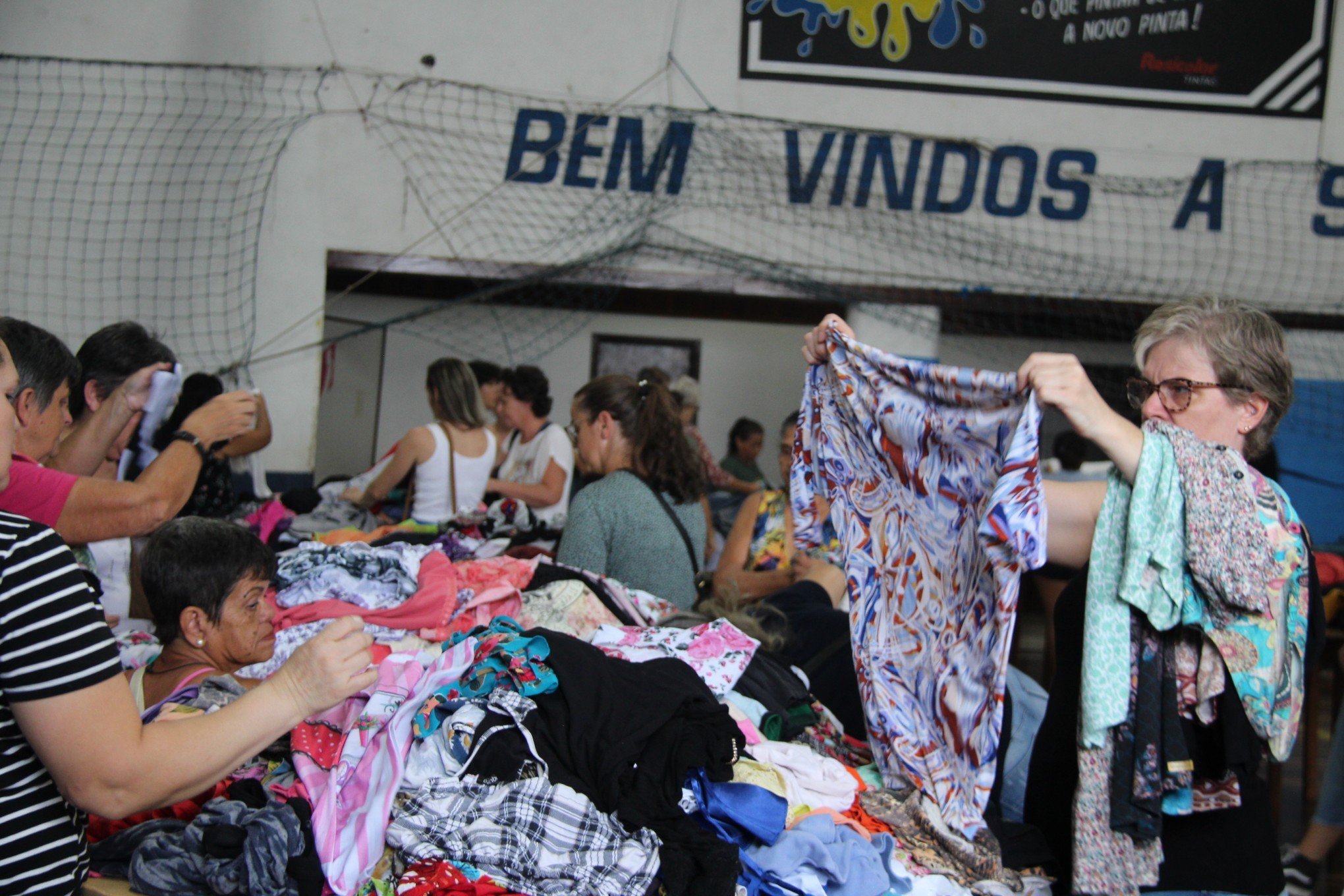 Brechó reúne centenas de peças por R$ 5 para arrecadar fundos e montar cozinha solidária