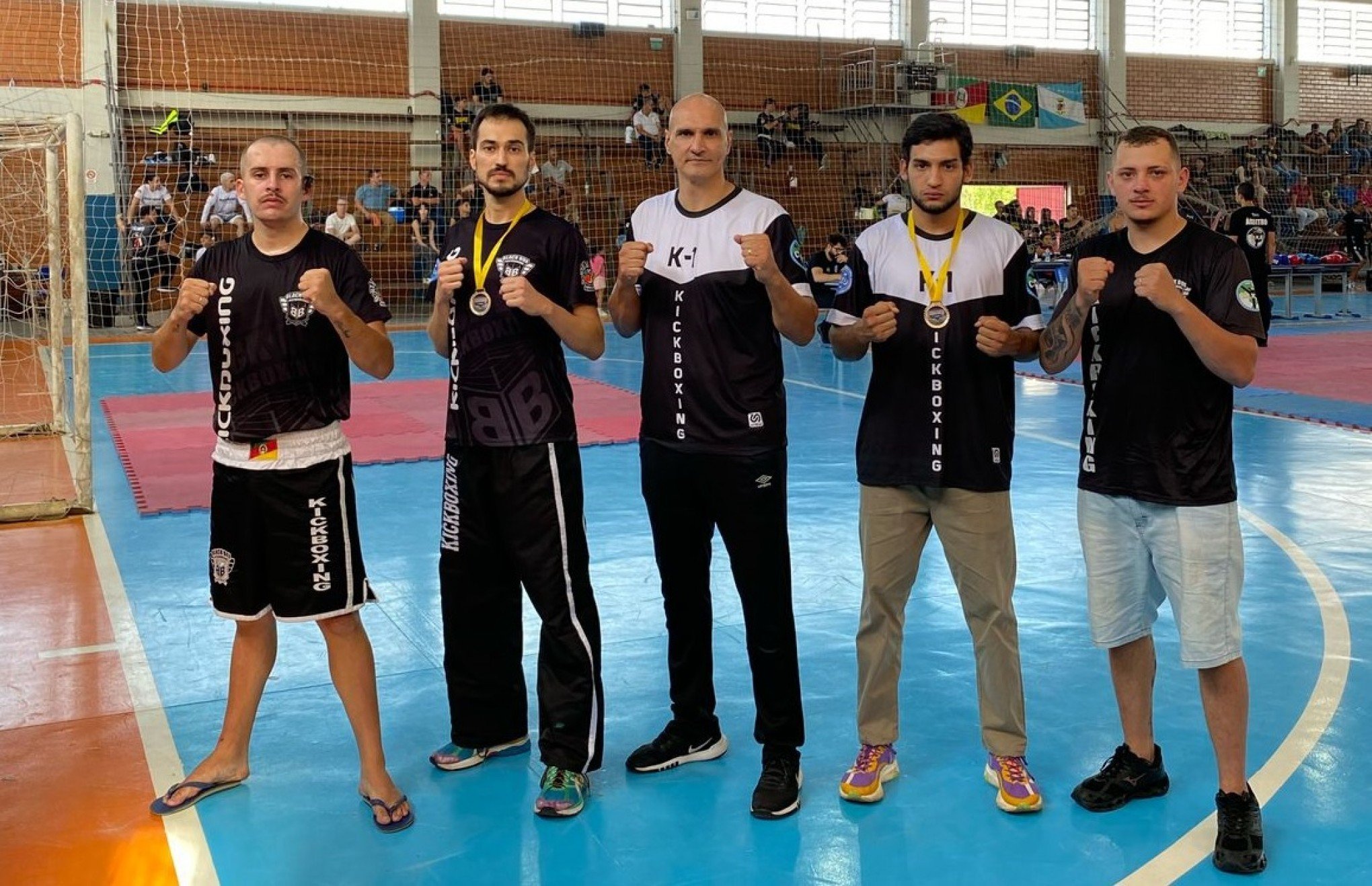 Atletas da equipe Black Box levam medalhas de ouro no kickboxing
