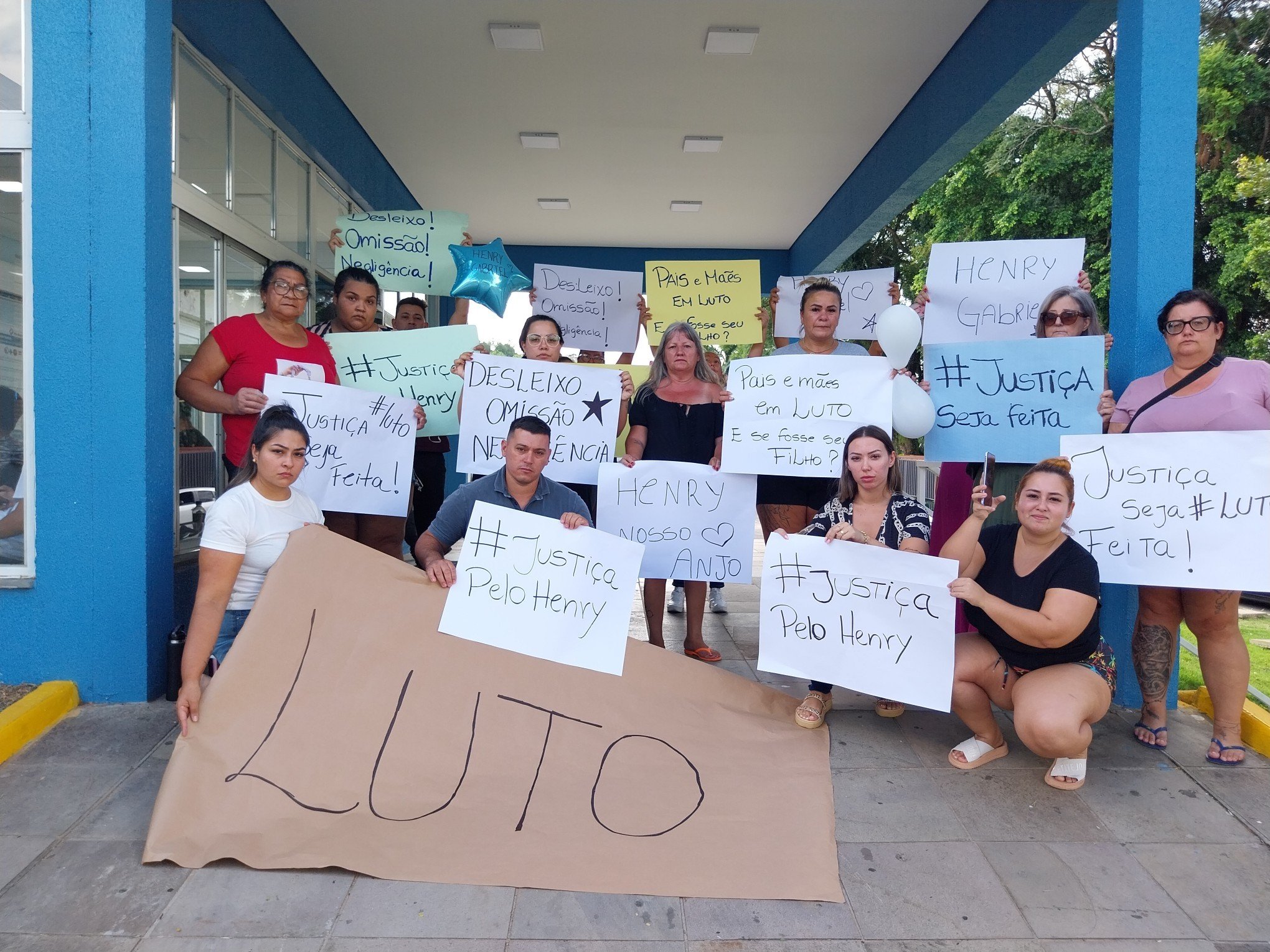 "Justiça pelo Henry": Familiares protestam em frente a hospital por morte de bebê 11 horas após o parto no Vale do Sinos