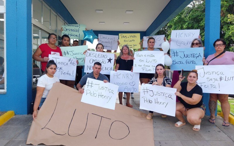 Familiares de Henry Gabriel Gonçalves Fisch protestaram na tarde desta segunda-feira em frente ao Hospital Lauro Reus. | abc+