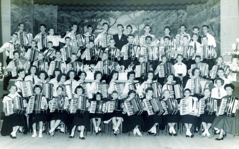 Escola de música popular, dirigida pelo professor Guilherme Bons, em 1957 | abc+