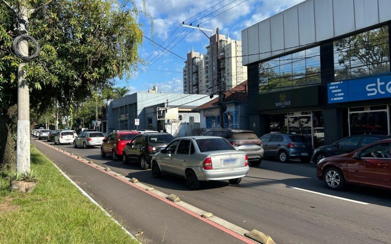 Engavetamento com três veículos bloqueia faixa da esquerda na Avenida Victor Hugo Kunz | abc+