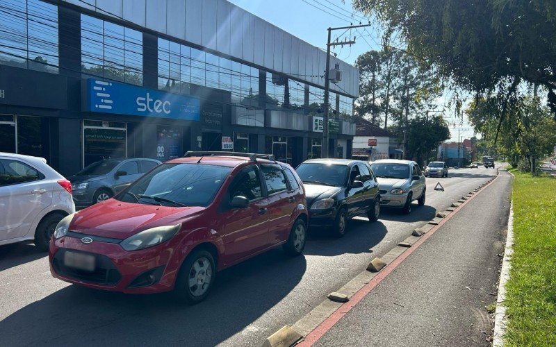 Engavetamento com três veículos bloqueia faixa da esquerda na Avenida Victor Hugo Kunz | abc+