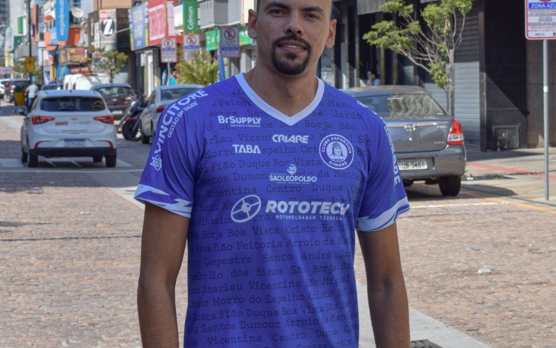 Aimoré lança seus novos uniformes para temporada 2025: no detalhe,da camiseta azul (a home), os bairros leopoldenses listados 