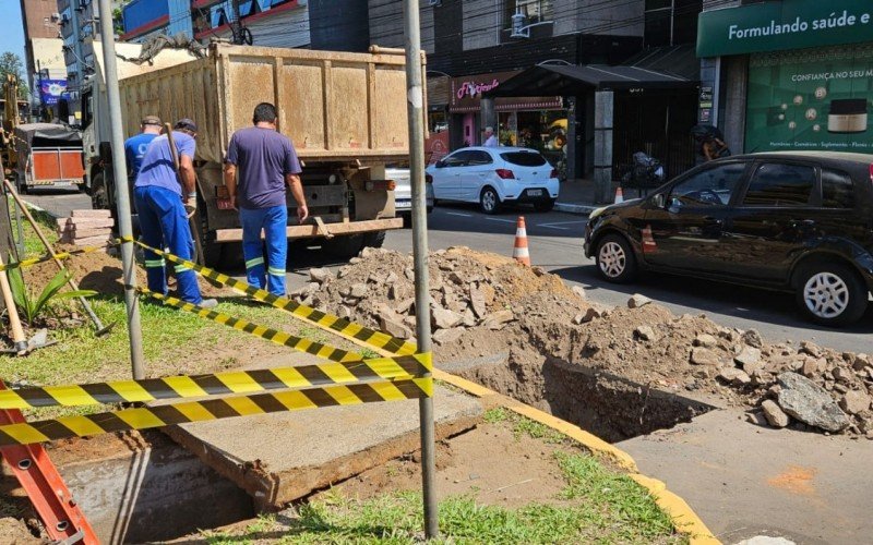 Avenida João Corrêa tem trânsito em pista para conserto de erosão