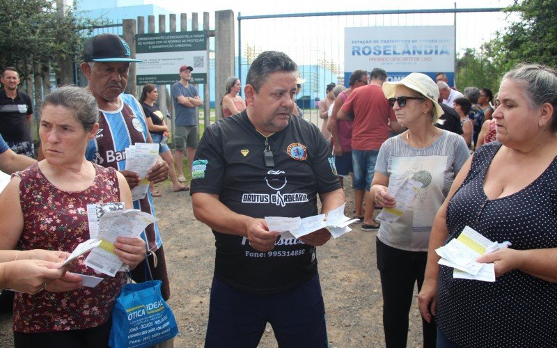 Moradores reuniram-se em frente à ETE Roselândia