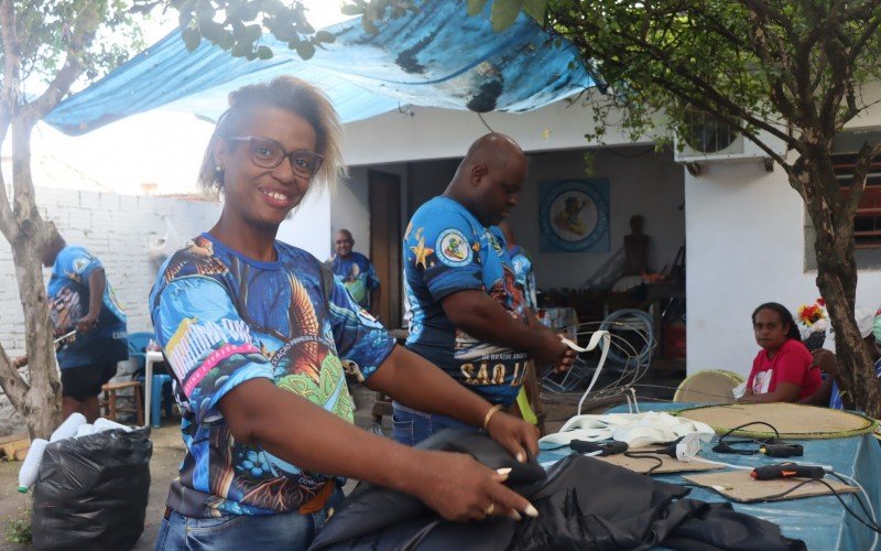 Vice-presidente da escola, Dodô ajuda nos preparativos