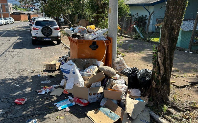 Em frente a escola infantil municipal lixo também se acumulava no bairro Canudos | abc+