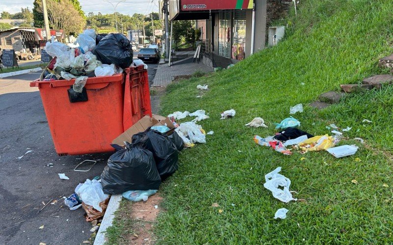 Acúmulo de lixo na Estrada Presidente Lucena, bairro Petrópolis, em Novo Hamburgo | abc+