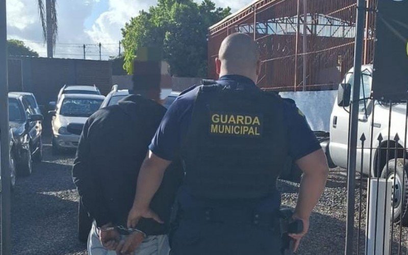 Homem tenta incendiar revenda de veículos mas é detido pela Guarda Municipal | abc+