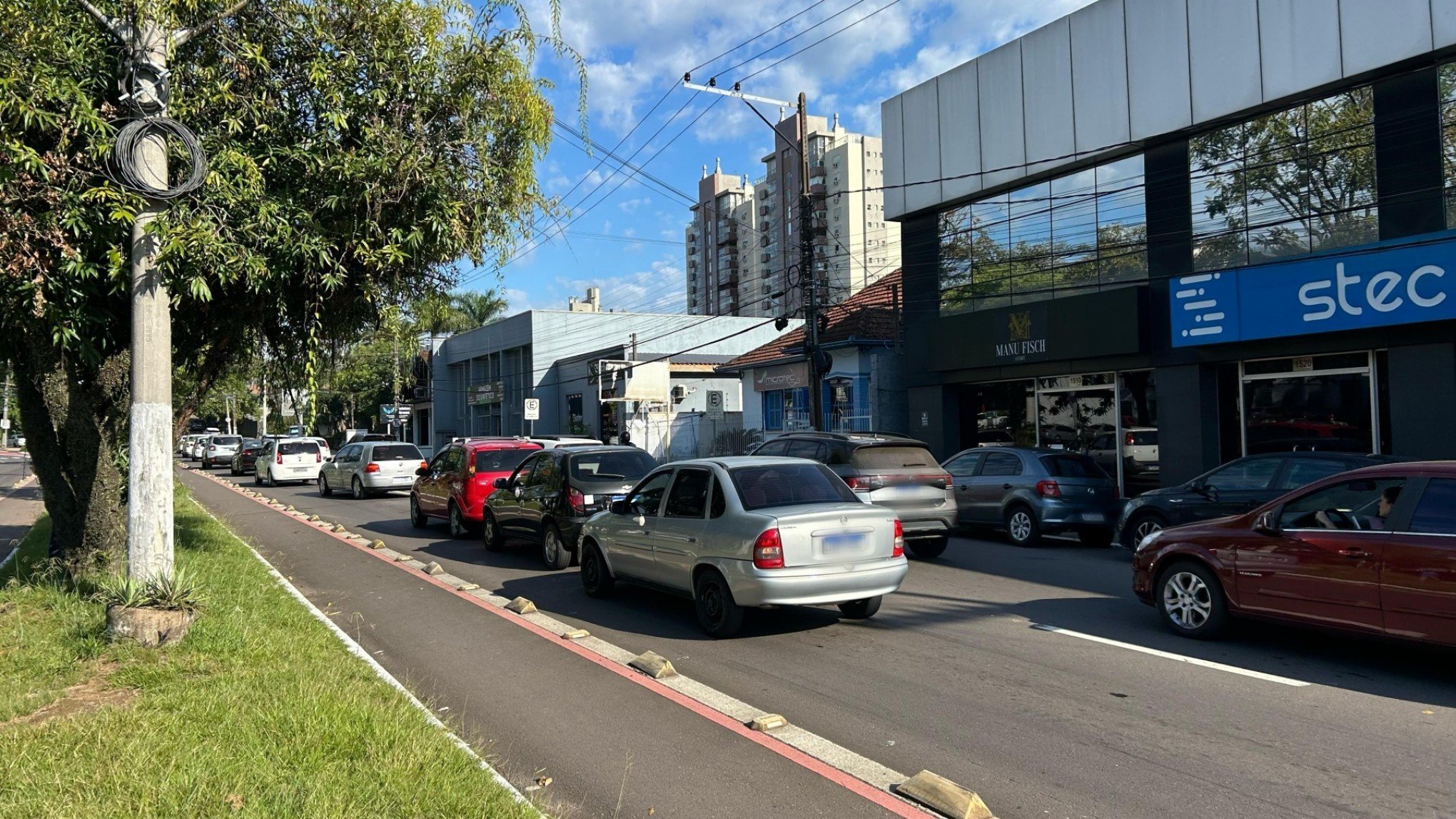 Engavetamento com três veículos bloqueia faixa da esquerda na Avenida Victor Hugo Kunz