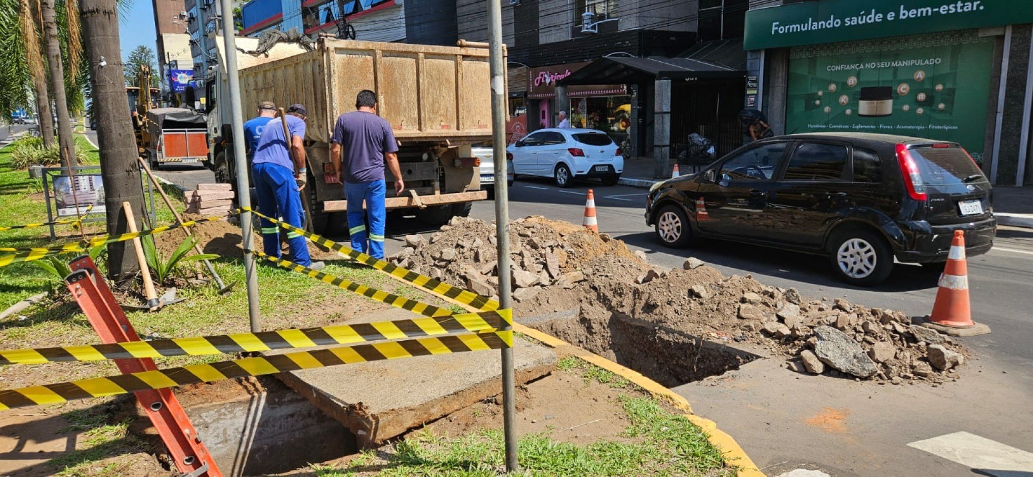 TRÂNSITO: Avenida João Corrêa tem trecho bloqueado para conserto de erosão