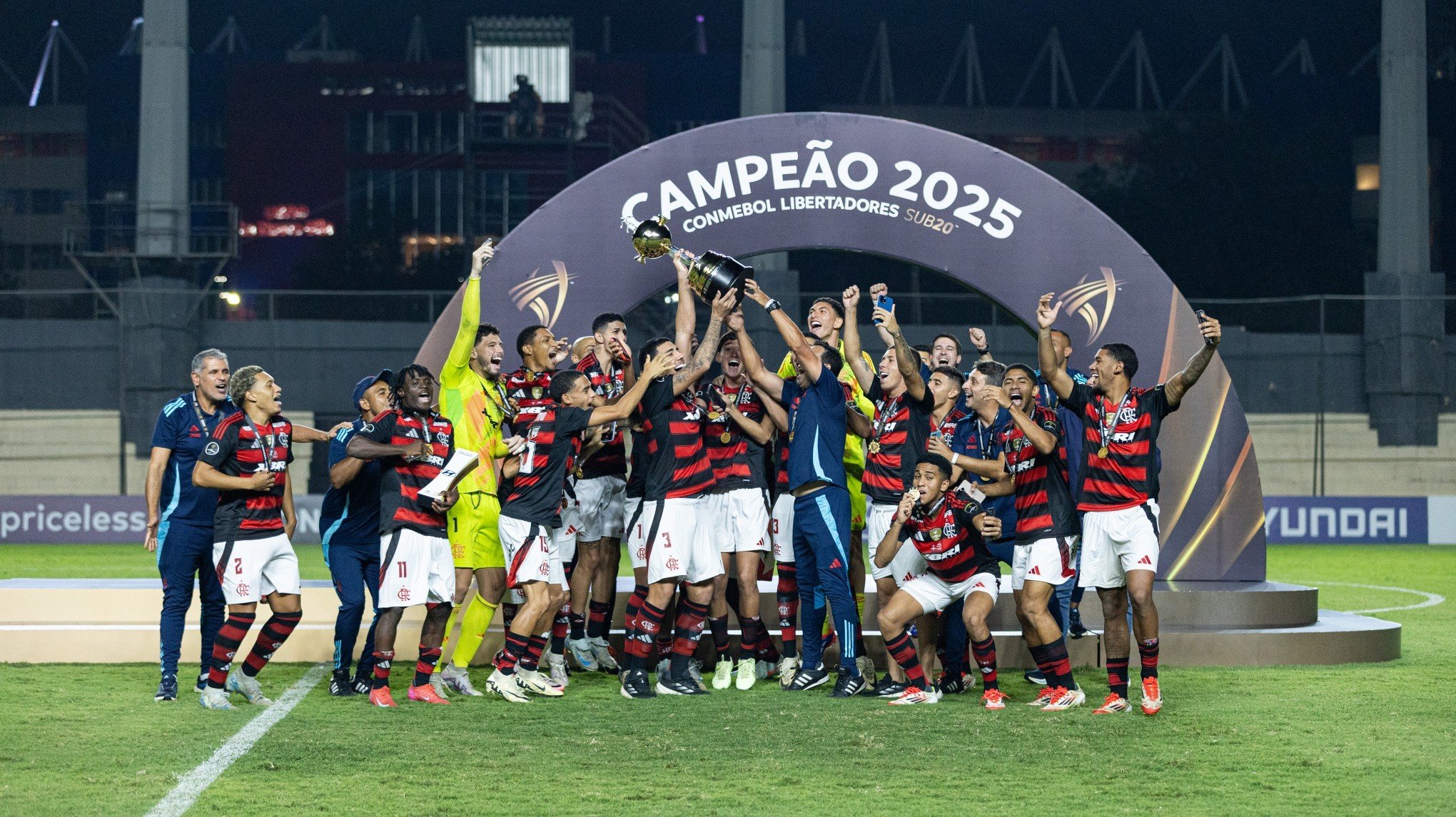 Flamengo bate Palmeiras nos pênaltis e conquista bicampeonato inédito da Libertadores sub-
