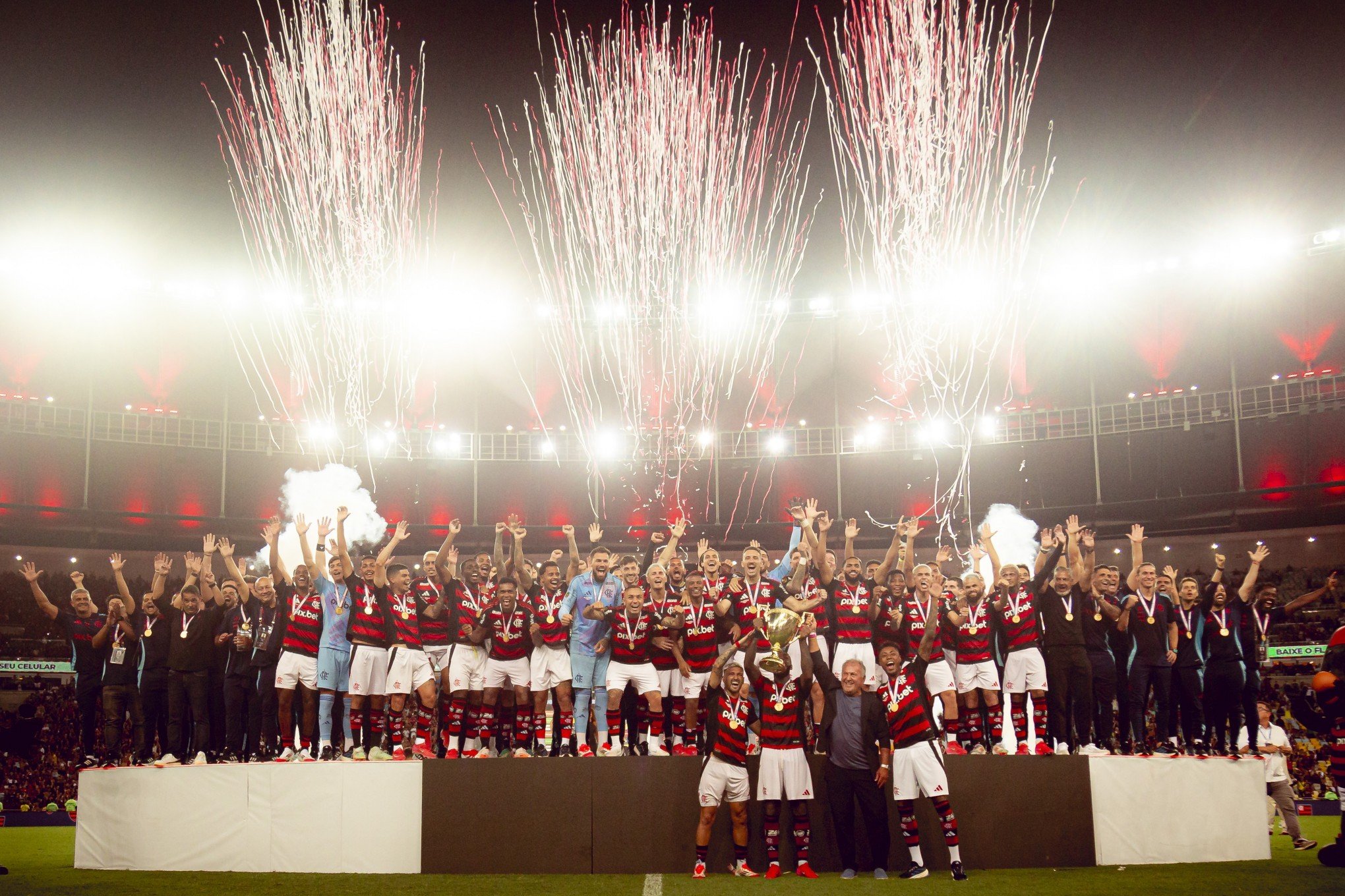 Flamengo é bicampeão carioca após empate sem gols com Fluminense