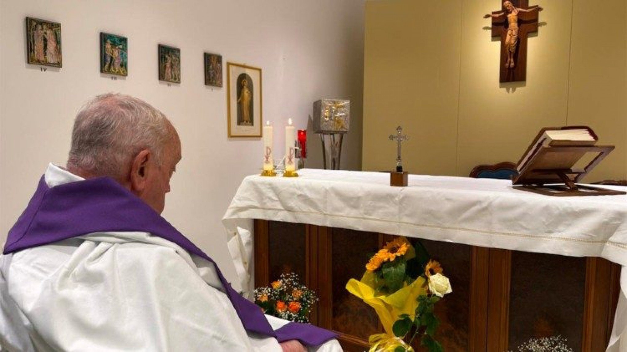 Vaticano divulga primeira foto do Papa Francisco após um mês de internação