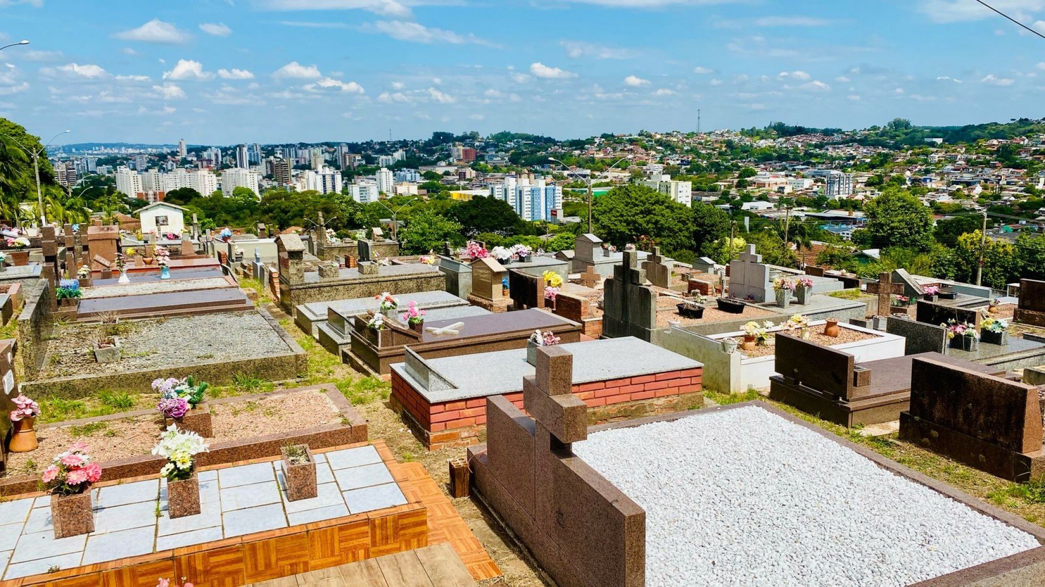 Mais de 130 famílias devem quitar débitos de sepulturas e gavetas no Cemitério Municipal; veja lista e prazo