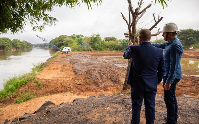 Desassoreamento de trecho crítico do Rio dos Sinos chega à segunda etapa em São Leopoldo