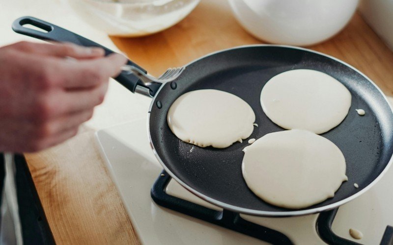 Saiba como fazer com que a frigideira não perca a antiaderência tão rápido | abc+