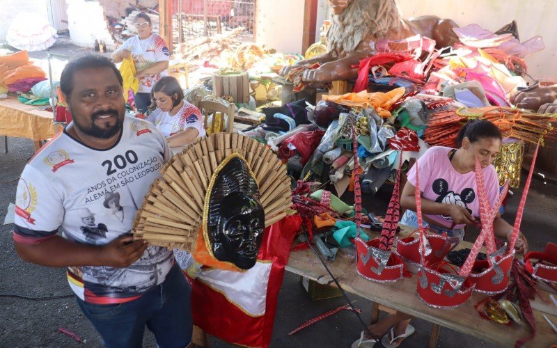 Le&otilde;es da Feitoria nos &uacute;ltimos preparativos para o carnaval 2025 - presidente, Cleber Soares