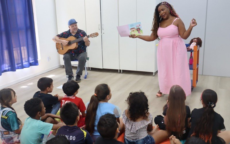 Contação de histórias foi acompanhada das canções do músico Gilnei Lucas