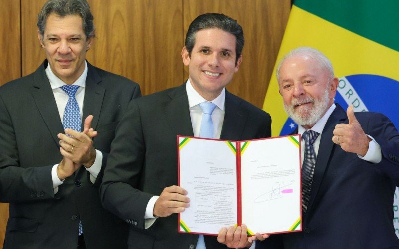 O presidente Luiz Inácio Lula da Silva assinou o Projeto de Lei que prevê Isenção de Imposto de Renda (IR) para pessoas que recebem até R$ 5 mil por mês. Na foto está o ministro da Fazenda, Fernando Haddad, o presidente da Câmara dos Deputados, Hugo Motta, e Lula | abc+