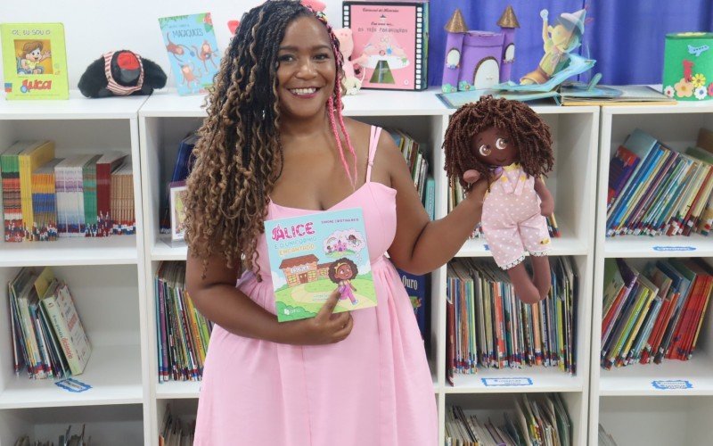 Escritora Simone faz contação de histórias na escola Padre Orestes antes do lançamento de seu livro