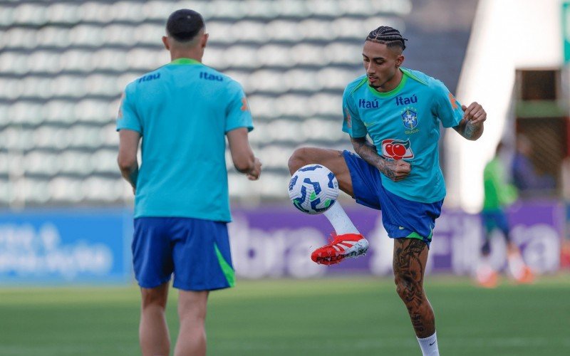 Raphinha durante treino pela seleção brasileira no Bezerrão | abc+