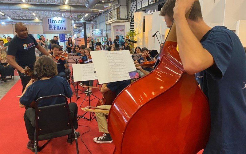 Apesar da situação, Orquestra Jovem se apresentou na Fimec | abc+