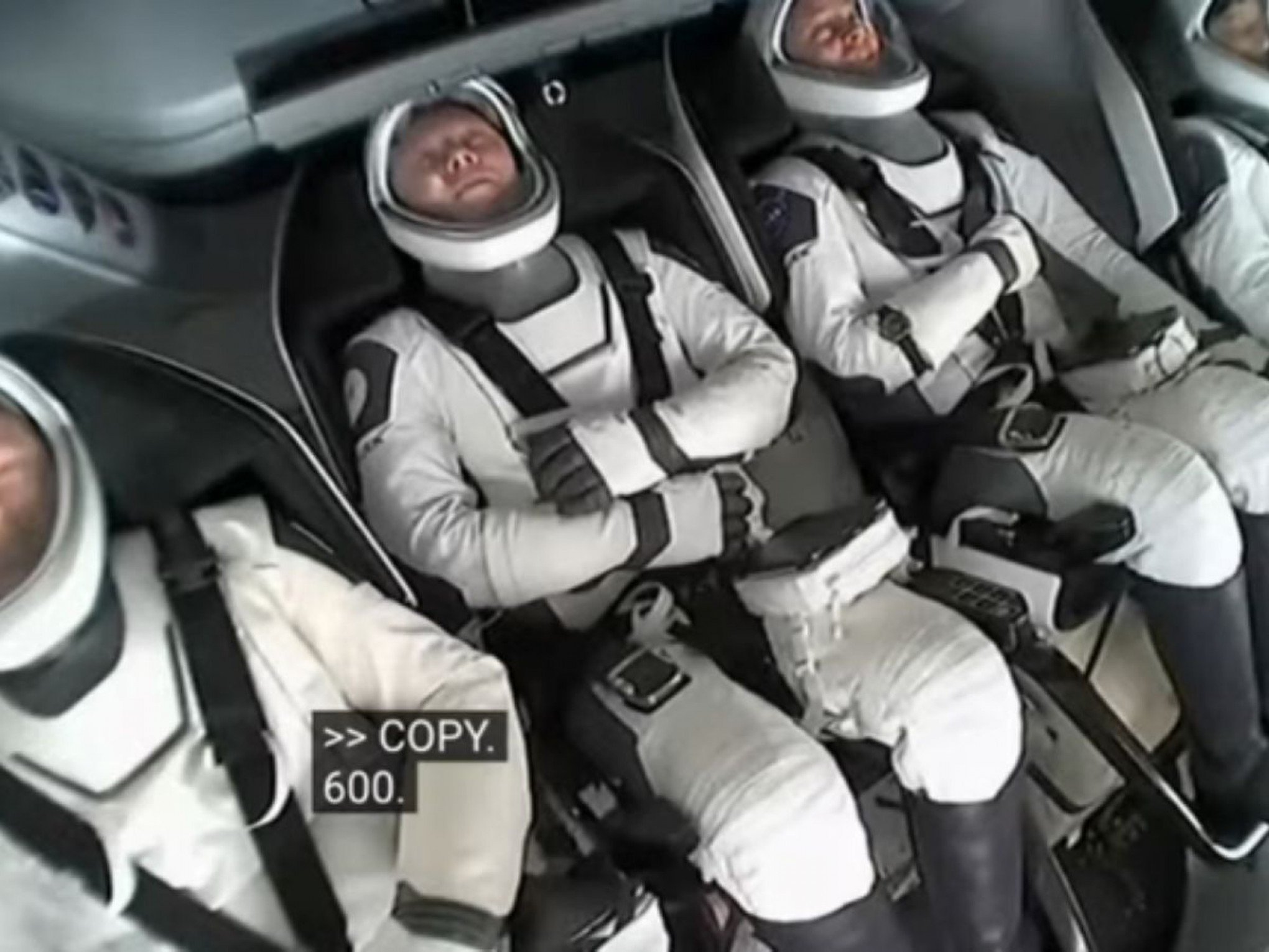 Astronautas presos no espaço chegam à Terra após 9 meses