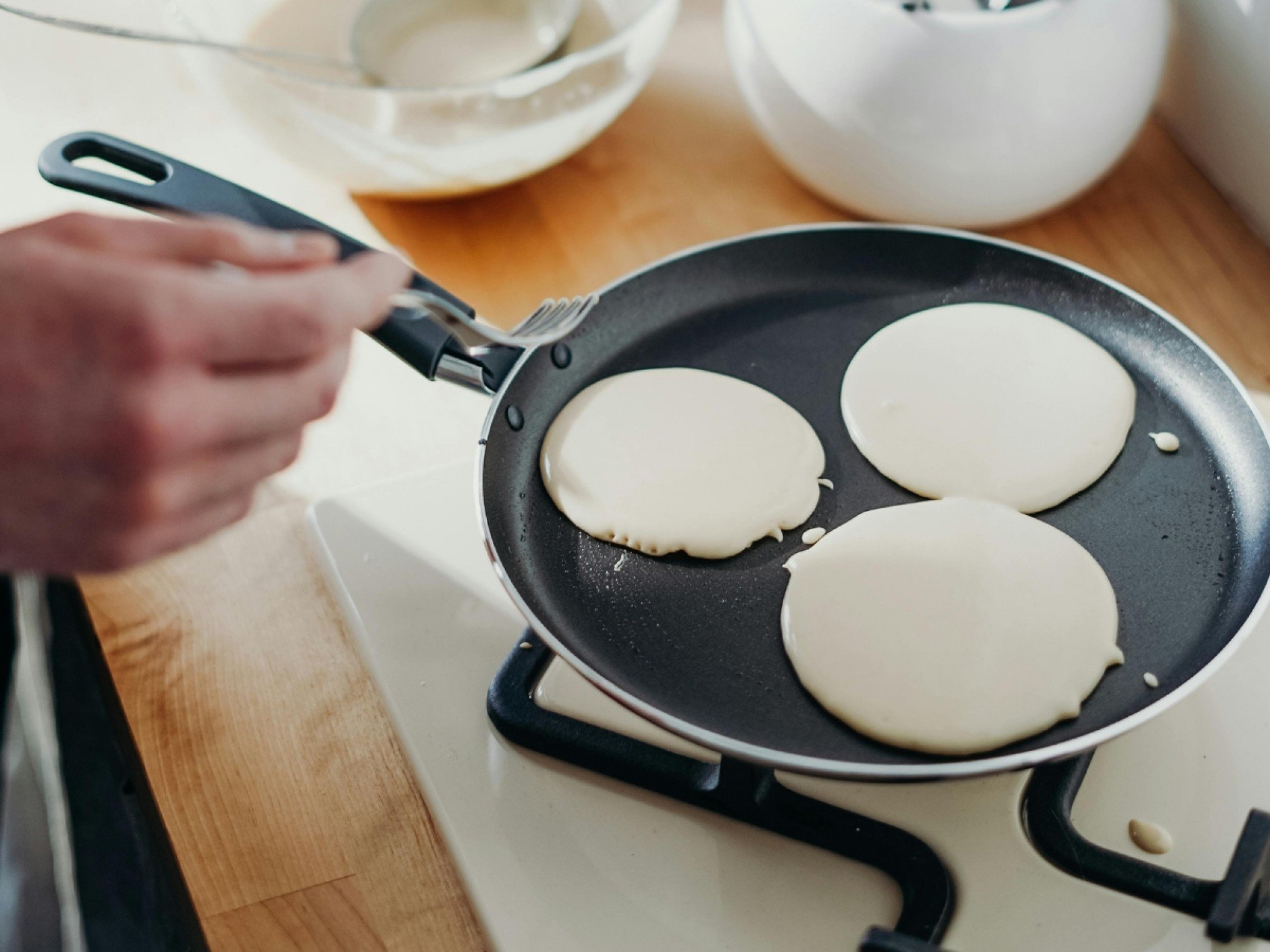 O segredo para fazer a sua frigideira durar mais é simples e você não vai gastar nem um centavo: Faça isso e aumente a vida útil do seu utensílio