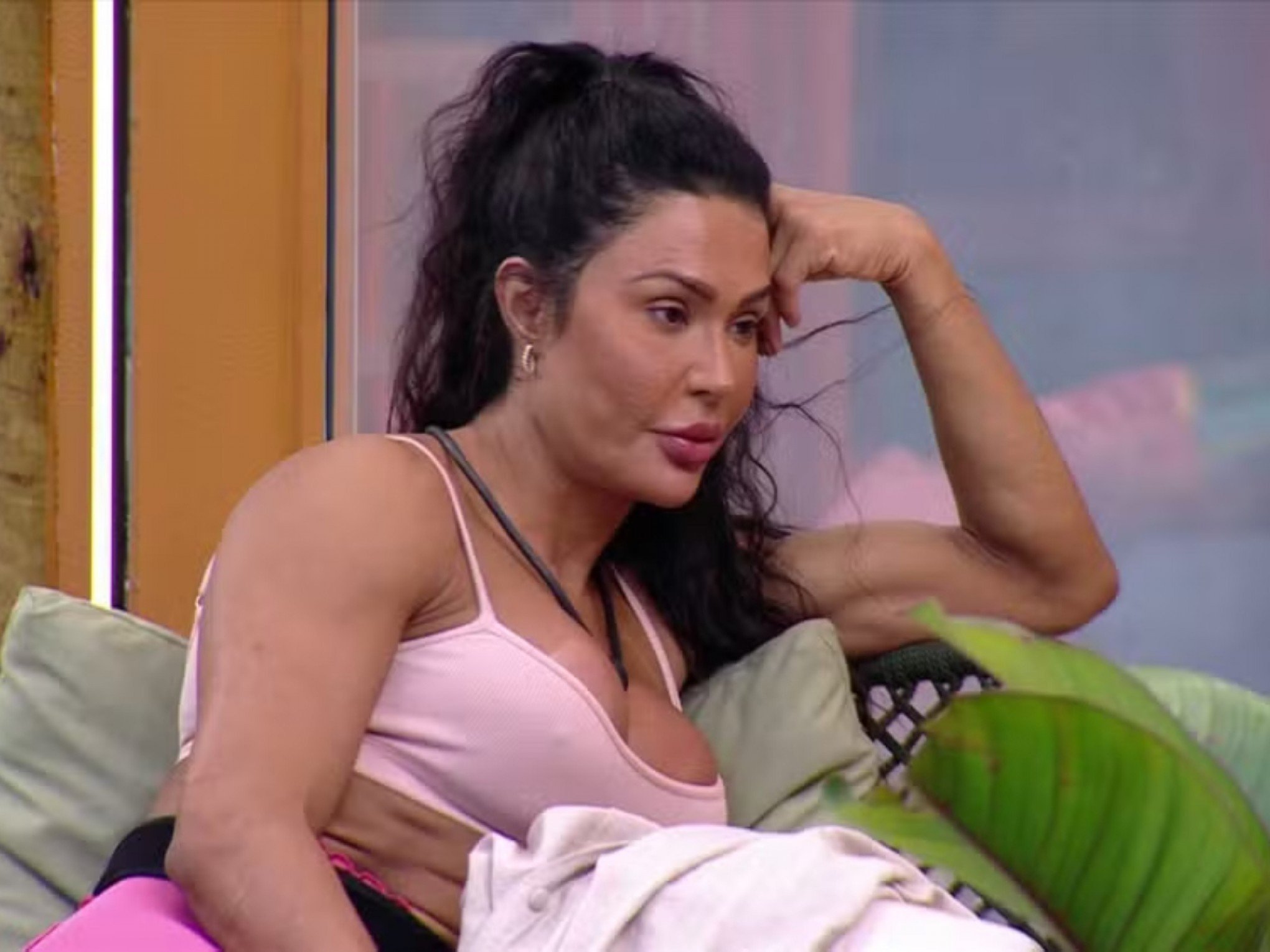 BBB: "Ele me abraçou", diz Gracyanne ao criticar atitude de brother