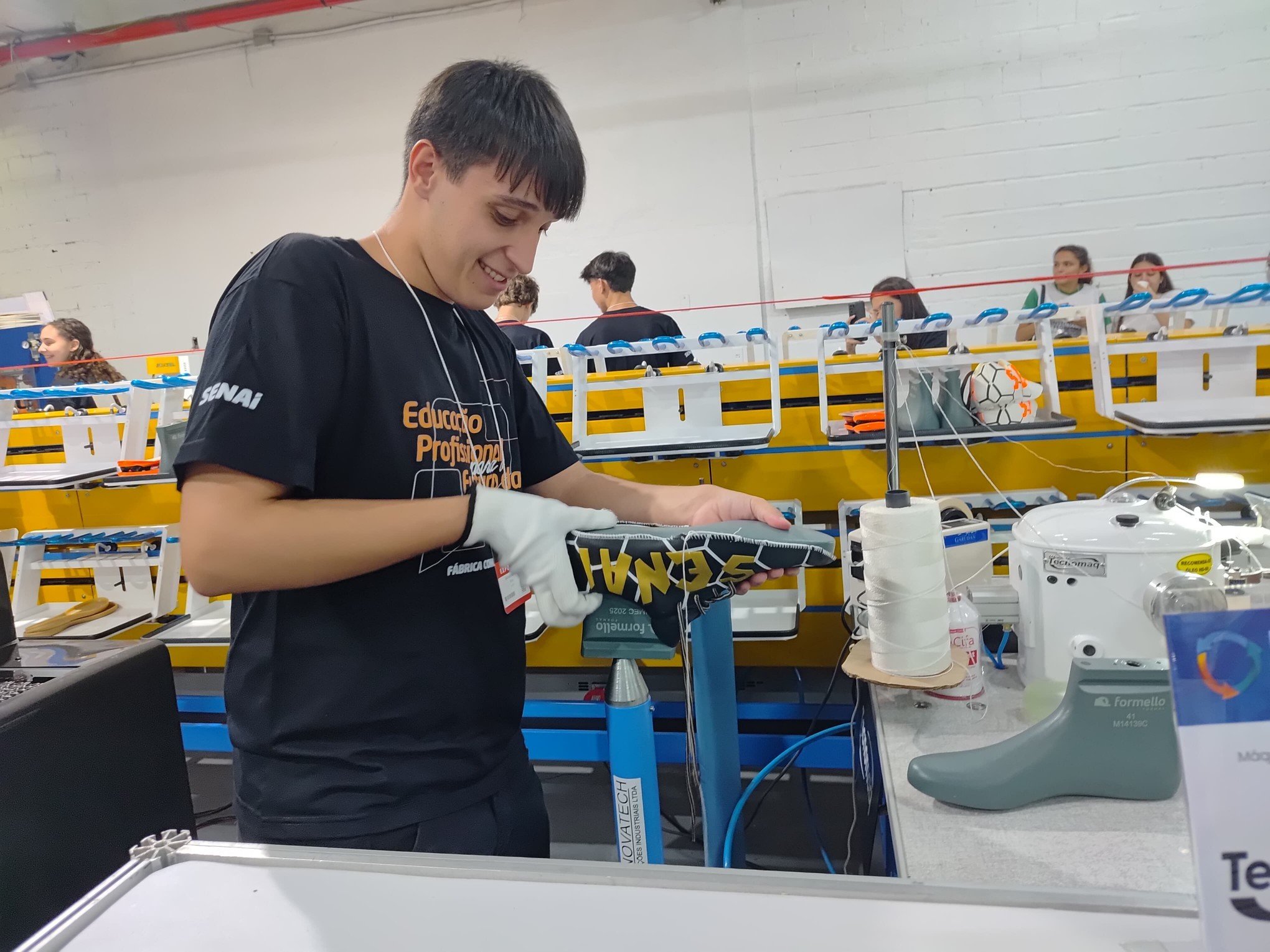 FIMEC: Você sabe como as chuteiras são produzidas? Veja o passo a passo da montagem na Fábrica Conceito