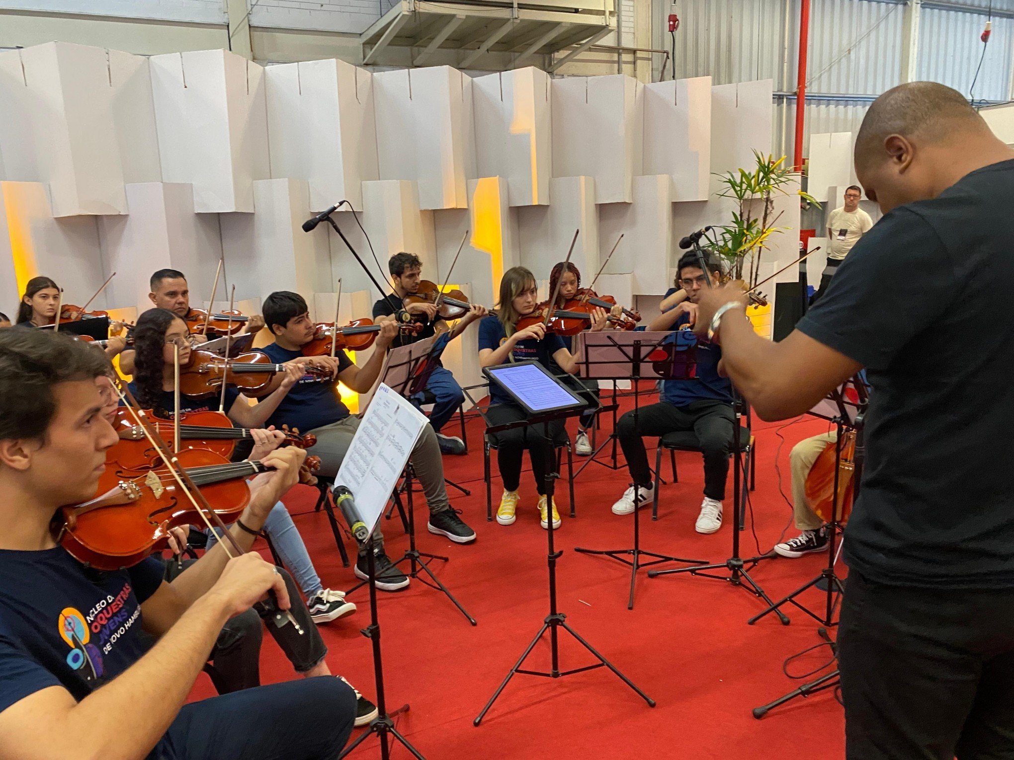 "Isso destruiu a gente": Jovens de projeto da Orquestra de Sopros se apresentam na Fimec e lamentam fim da OSNH