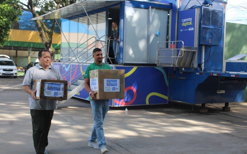 Junto com a carreta, a escola recebeu doação de 10 computadores do programa Computadores para Inclusão