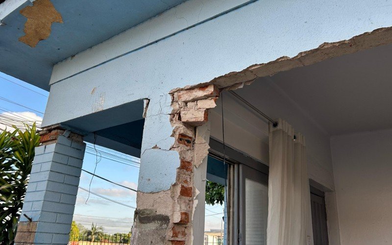 "Uma nuvem de poeira dentro de casa", relata moradora de residência atingida por carro | abc+