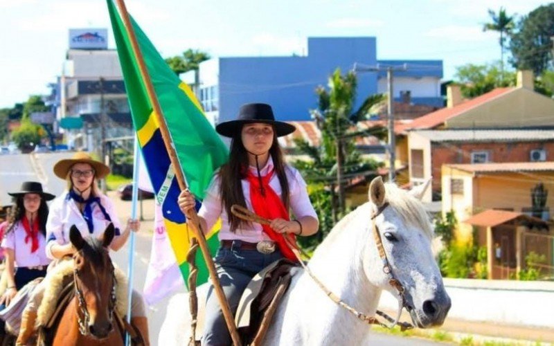 Isabella é a participante mais jovem da Cavalgada 