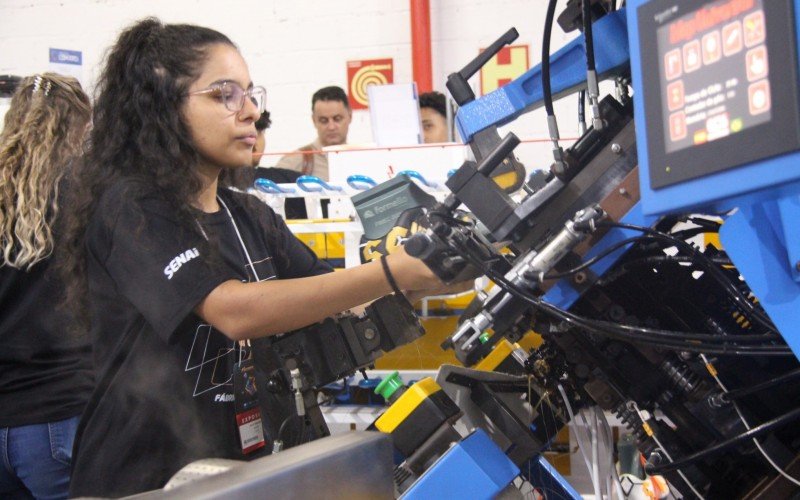 Segue então para a máquina de apontar bico, que forma frente do calçado