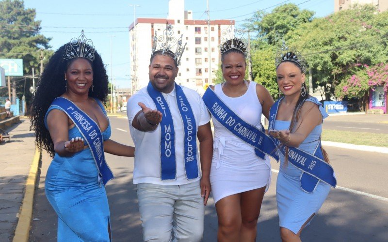 A atual corte do carnaval leopoldense: primeira princesa Marla Deber Selenti, rei momo Luan Fernandes, rainha Vanelise da Silva, e segunda princesa Thayná Brito