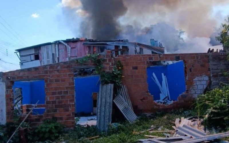 Incêndio atingiu casas na tarde desta quarta-feira | abc+