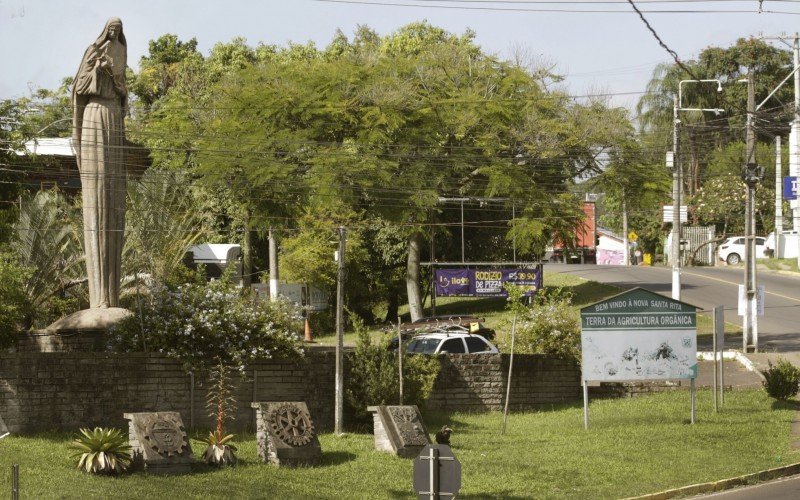 Estátua da padroeira na entrada da cidade
