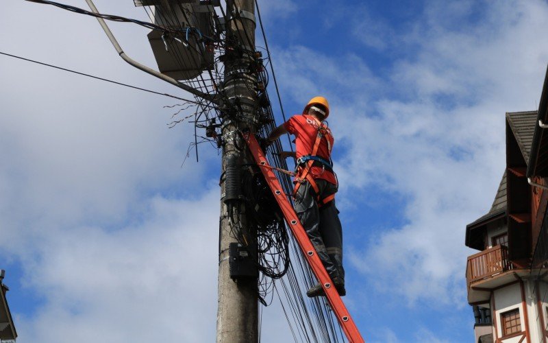 Operação Poste Limpo registra retirada de mais uma tonelada de fios inativos em Canela